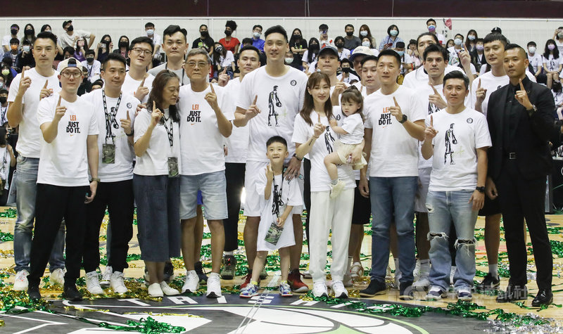 台灣職業籃球聯盟P. LEAGUE+(簡稱PLG)福爾摩沙台新夢想家「少俠」田壘(中)本季結束後將退休,他4日出席引退儀式,與昔日隊友和教練合影留念。中央社記者張新偉攝 110年4月4日