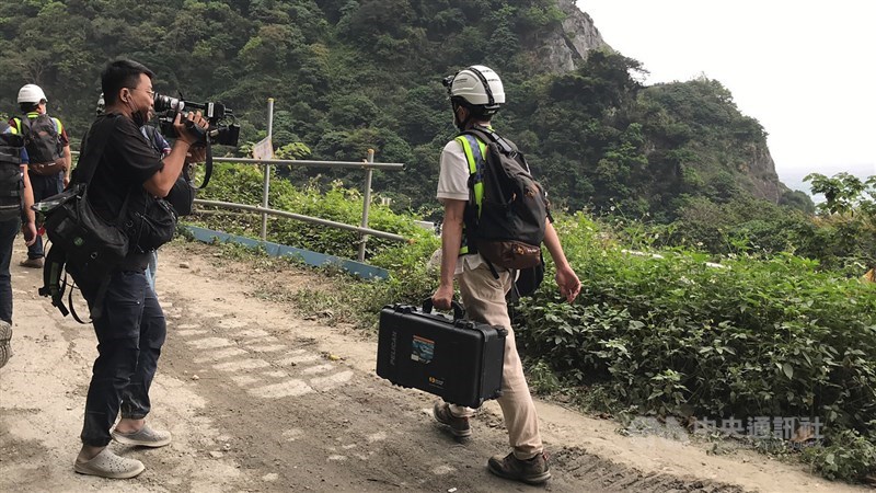 台鐵太魯閣號2日發生出軌事故,4日台鐵進行隧道內車廂的拖離時,運安會發現肇事吊卡車行車紀錄器以及其中之一的記憶卡,現場搜證人員將證物帶回。中央社記者李先鳳攝 110年4月4日