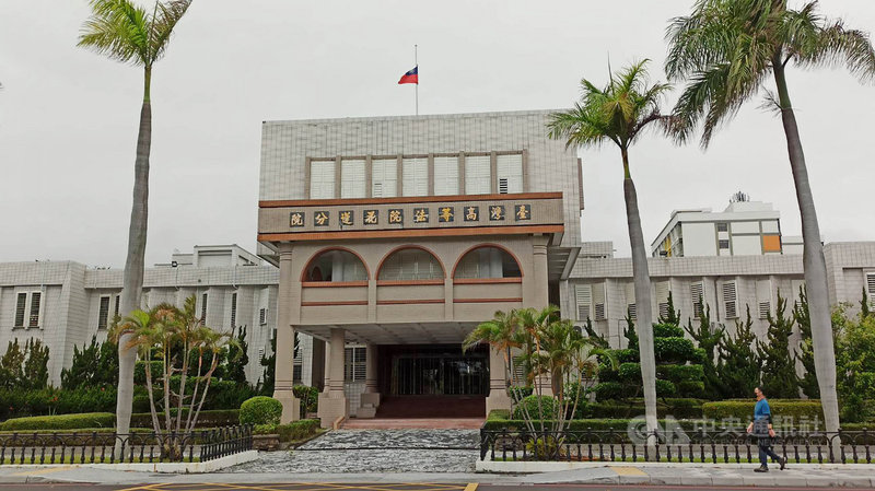 台鐵太魯閣號事故造成重大傷亡,涉肇事的義祥工業社負責人李義祥被地方法院裁定新台幣50萬元交保,檢察官不服提起抗告,花蓮高分院(圖)4日撤銷原裁定,發回花蓮地方法院重裁。中央社記者李先鳳攝 110年4月4日