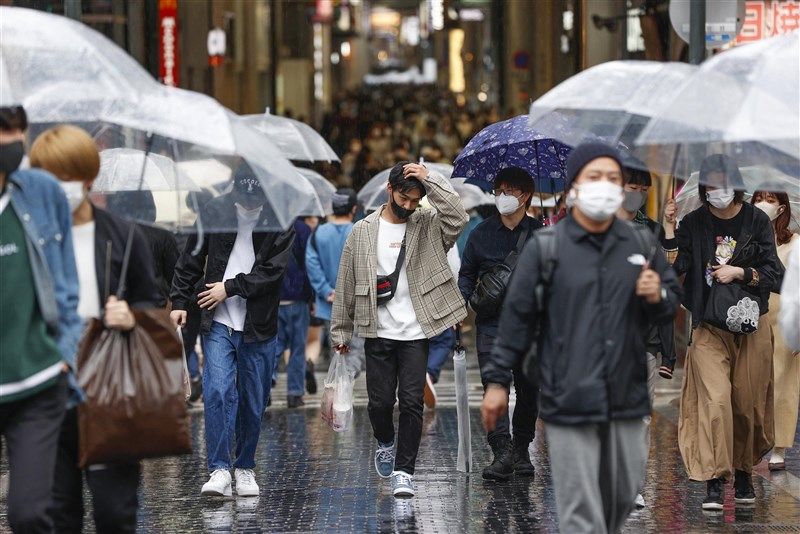 日本大阪府4日新增594例武漢肺炎確診病例,創當地週日公布新增病例的新高紀錄。圖為4日大阪街頭。(共同社)