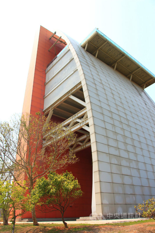 中部科學園區台中園區內的西區水塔命名為「揚帆而上」,外觀酷似帆船,有容量2000噸的水塔設備與容量3萬5000噸的地下配水池,特殊外觀造型也常吸引遊客到訪拍照打卡。中央社記者蘇木春攝 110年4月4日