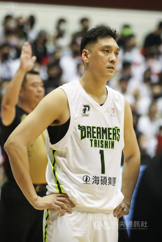 台灣職籃聯盟P. LEAGUE+(簡稱PLG)福爾摩沙台新夢想家田壘(圖)本季結束後將退休,但夢想家季後賽將與桃園領航猿爭奪總冠軍賽門票,對於田壘是否還會上場,教頭朱里雅斯說,田壘即使沒有上場,也能為球隊帶來正面影響。中央社記者張新偉攝 110年4月4日