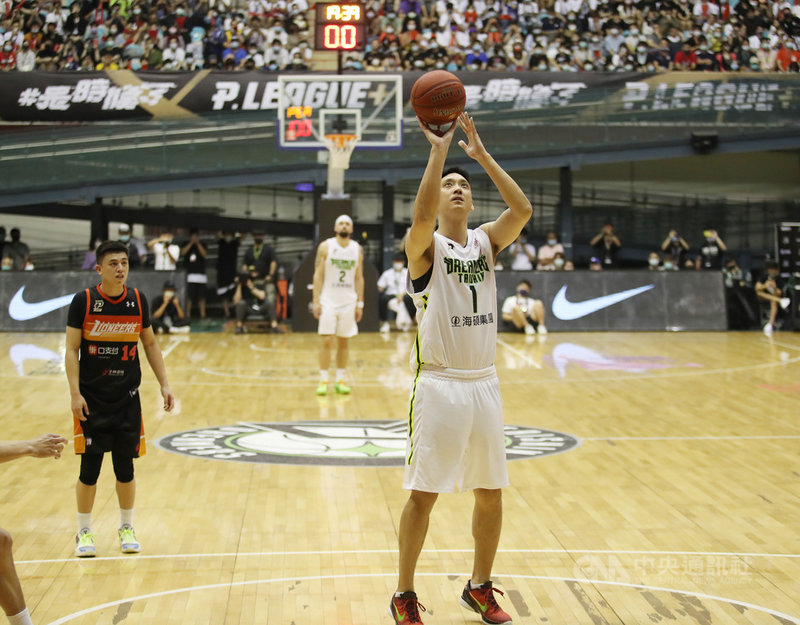 台灣職業籃球聯盟P. LEAGUE+(簡稱PLG)福爾摩沙台新夢想家4日為「少俠」田壘(前)舉行引退儀式,田壘在引退賽罰進最後一球後退場。中央社記者張新偉攝 110年4月4日