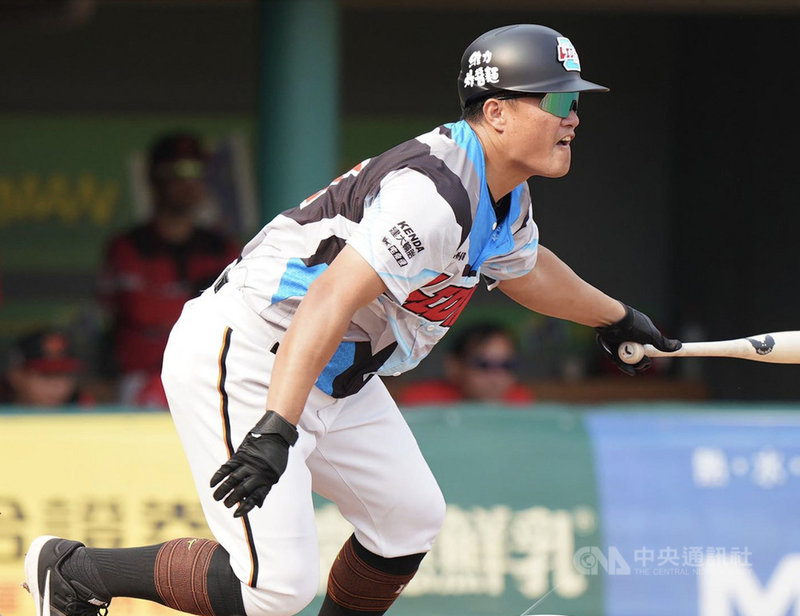 中職統一獅隊4日與味全龍隊交手,獅隊高國慶(圖)單場4打數敲出3支安打,貢獻3分打點,助隊以14比2奪勝,獅隊與味全週末3連戰拿下3連勝。(統一獅隊提供)中央社記者謝靜雯攝 110年4月4日