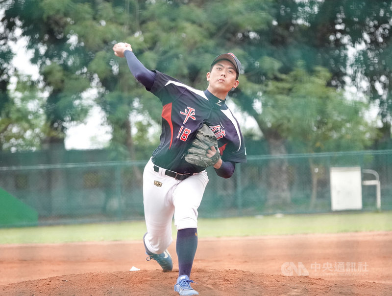 U18東岸聯盟棒球賽平鎮高中5日與西苑高中交手,平鎮派出投手吳秉恩(圖)先發,總計投6局失掉1分非責失分,率隊以6比2拿勝。中央社記者謝靜雯攝 110年4月5日