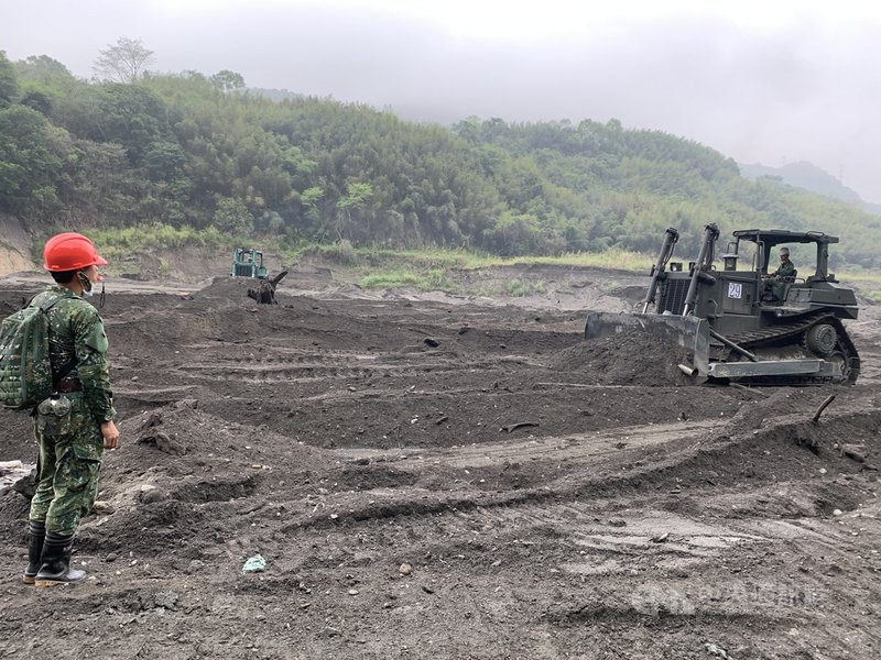 國軍動員超過120名官兵及47部以上各式機具進駐石門水庫清淤,預計6月前清除20萬立方公尺淤土,原則上清淤無上限。中央社記者葉臻攝 110年4月5日