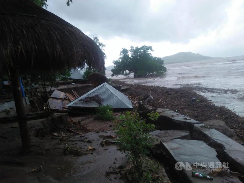 印尼東努沙登加拉省近日遭暴雨襲擊,印尼當局統計,佛羅雷斯島及雷姆巴塔島已有55人死亡,40人失蹤。(印尼國家災害應變總署提供)中央社記者石秀娟雅加達傳真 110年4月5日
