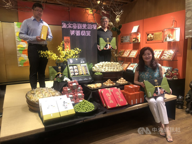台鐵太魯閣號事故釀嚴重死傷。台中百年餅店陳允寶泉發起義賣,並捐出3天義賣所得,希望助受難家屬一臂之力。中央社記者趙麗妍攝 110年4月5日