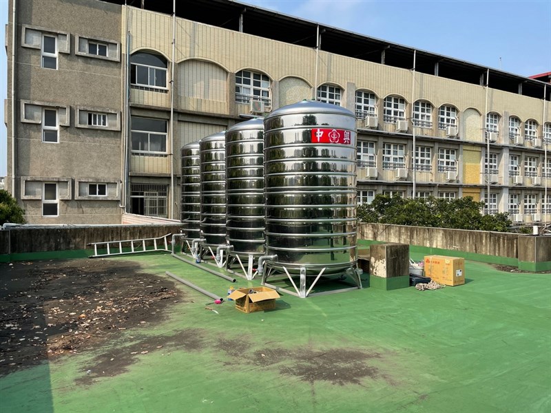 苗栗縣部分地區6日起實施自來水「供5停2」,連續停水48小時,部分學校用水吃緊,添購水塔增加儲水量。(讀者提供)中央社記者管瑞平傳真 110年4月5日