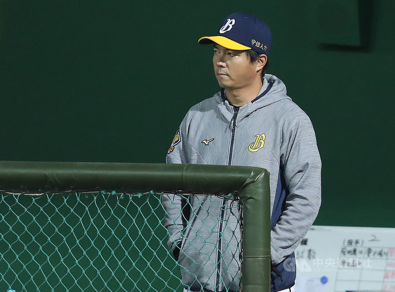 中職中信兄弟5日本季首度到天母球場比賽，現任總教練林威助2014年從日職回到中職，初亮相就是在天母棒球場，而且還敲出全壘打，剛好是中信接手兄弟隊後的球隊首轟。林威助記得之前與天母球場的緣分，再度踏進球場，他笑說：「感覺滿特別的。」中央社記者張新偉攝　110年4月5日