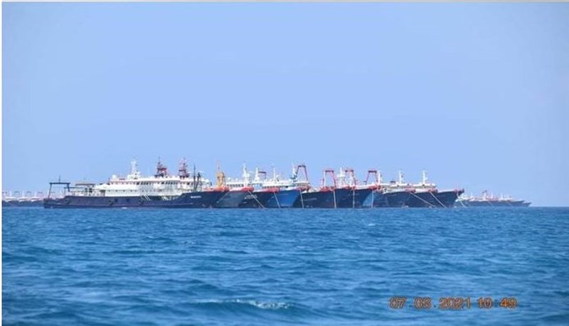 菲律賓總統杜特蒂19日表示,在南海挑戰中國只會流血收場,但他會堅守菲律賓在南海擁有油礦等天然資源的主權。圖為中國漁船集結在牛軛礁周邊。(圖取自twitter.com/pcooglobalmedia)