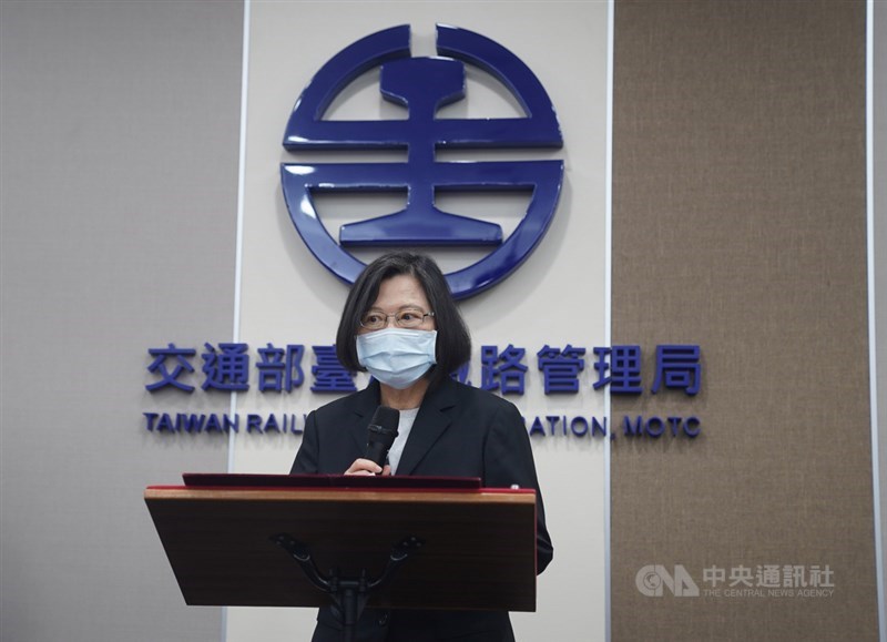 台鐵太魯閣號發生重大傷亡事故,總統府發言人張惇涵5日說,總統蔡英文(圖)、副總統賴清德及行政院長蘇貞昌皆以個人身分,分別捐出一個月所得至衛福部賑災專戶。(中央社檔案照片)