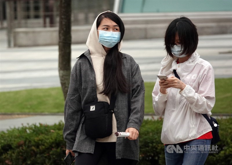 氣象專家吳德榮表示,8日新北石門區攝氏12.7度,創入秋最低溫;10、11日清晨平地最低氣溫約降至12、13度,將再創入秋紀錄。(中央社檔案照片)