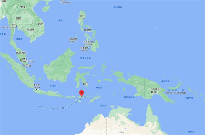 近日兩個熱帶氣旋影響東努沙登加拉省，根據印尼國家災害應變總署統計，佛羅雷斯島（紅標處）至5日清晨有44人死亡，24人仍失蹤。（圖取自Google地圖網頁google.com/maps）