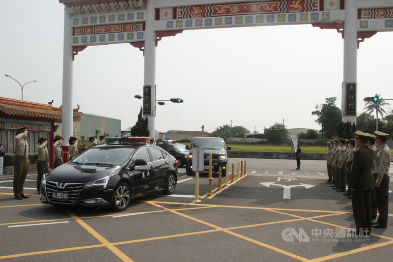 在台鐵太魯閣號列車事故中罹難的志願役女憲兵蔡慧鵑5日移靈到台南市殯儀館,台南憲兵隊同袍特地前往列隊致意。中央社記者楊思瑞攝 110年4月5日