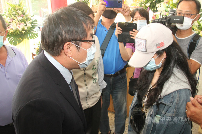 在台鐵太魯閣號列車事故中罹難的志願役女憲兵蔡慧鵑5日移靈到台南市殯儀館,台南市長黃偉哲(前左)前往殯儀館上香並慰問家屬。中央社記者楊思瑞攝 110年4月5日