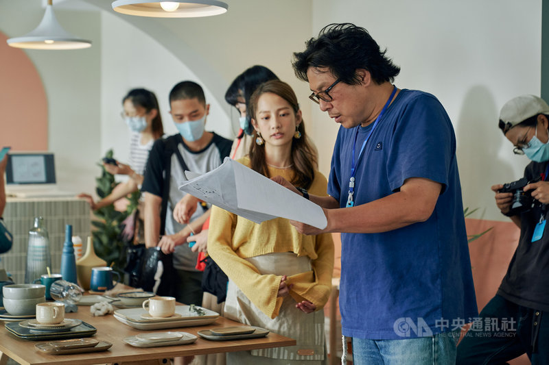 戲劇「她們創業的那些鳥事」是金鐘導演許肇任(前右)與金鐘編劇呂蒔媛繼「出境事務所」、「牽紙鷂的手」後第3度合作。(可米傳媒提供)中央社記者葉冠吟傳真 110年4月5日