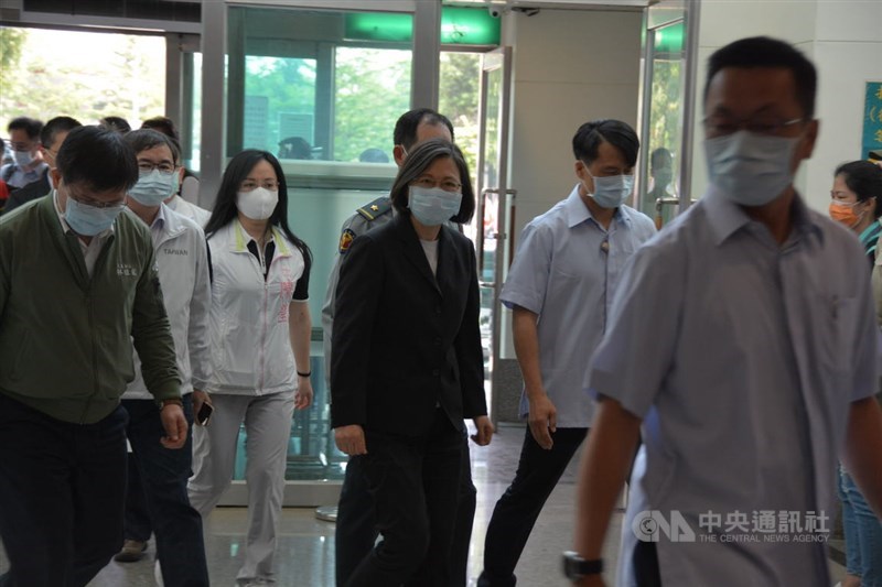 台鐵太魯閣號事故,衛生福利部依法成立賑災專戶,總統蔡英文(前中)5日說,政府該負責的事項,都會由政府預算辦理;所有的賠償支出,都不會來自愛心捐款。圖為3日蔡總統前往花蓮探視台鐵太魯閣號事故傷者。(中央社檔案照片)