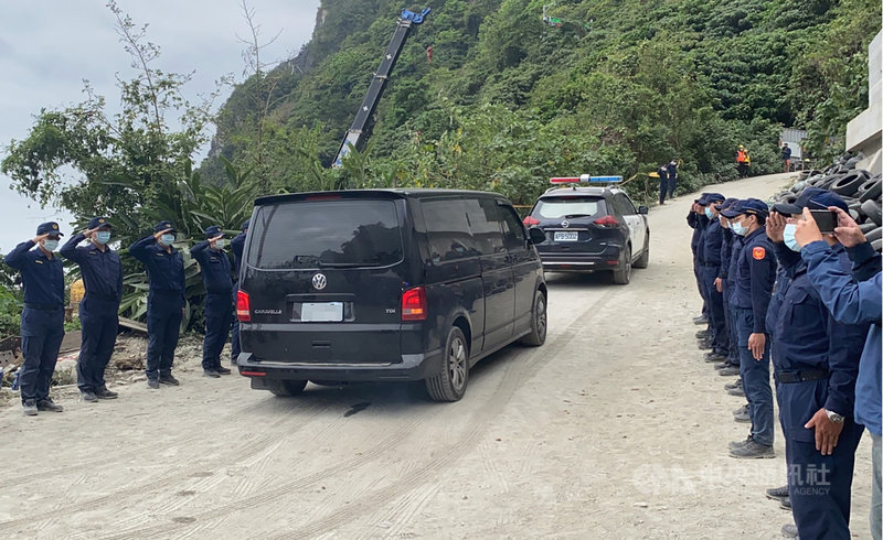 台鐵太魯閣號事故中,受困第6節車廂的遺體5日下午移出,這具遺體透過採檢DNA已確認身分,是失聯的21歲、在新北五股憲兵訓練中心受訓的志願役下士莊建致,現場員警站在路旁兩列向護送遺體的的廂型車致意。(民眾提供)中央社記者李先鳳傳真 110年4月5日