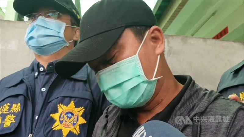台鐵太魯閣號事故造成重大傷亡,交通部5日說,將向涉嫌肇事的義祥工業社負責人李義祥(前)求償,並已針對其財產進行假扣押。(中央社檔案照片)