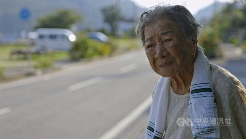 紀錄片「綠色牢籠」透過高齡近90歲台灣阿嬤橋間良子(圖)口述,回顧戰前沖繩「西表礦坑」幾近被遺忘的台灣移民史,該片日前在沖繩上映,橋間阿嬤面對命運的強韌生命力,打動各年齡層的女性觀眾。(希望行銷提供)中央社記者葉冠吟傳真 110年4月5日