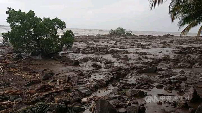 印尼東努沙登加拉省近日遭暴雨襲擊，佛羅雷斯島等地傳出土石流災情，至少60戶民宅受波及，受災人數仍在統計中。（印尼國家災害應變總署提供）中央社記者石秀娟雅加達傳真 110年4月5日