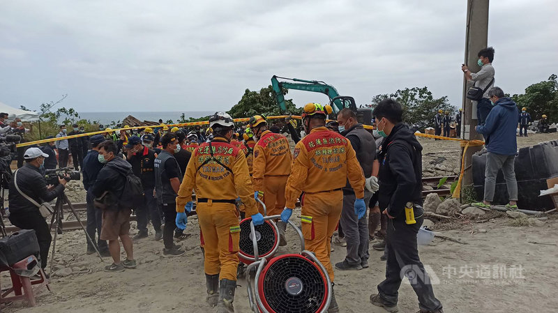 台鐵太魯閣號事故中,受困第6節車廂的遺體5日下午移出,救援人員設法移動重達15噸的轉向架移出憲兵莊建致遺體。(民眾提供)中央社記者李先鳳傳真 110年4月5日