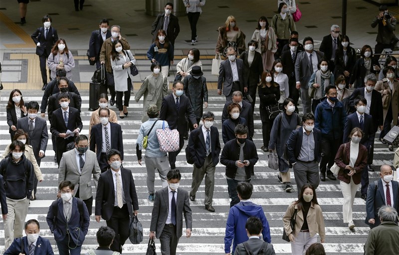 日本大阪府3日新增666起武漢肺炎確診病例,創去年疫情爆發以來單日新高紀錄。圖為5日JR大阪站前人潮。(共同社)