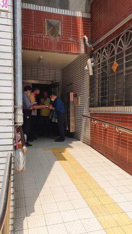 台鐵太魯閣號408次列車2日發生重大傷亡事故,花蓮檢方5日證實第49名死者就是YouTuber「心享事宸—韓德凱文森」吳享宸,高雄市政府社會局人員中午會同左營區長、警方前往吳享宸住處慰問。中央社記者洪學廣攝 110年4月5日