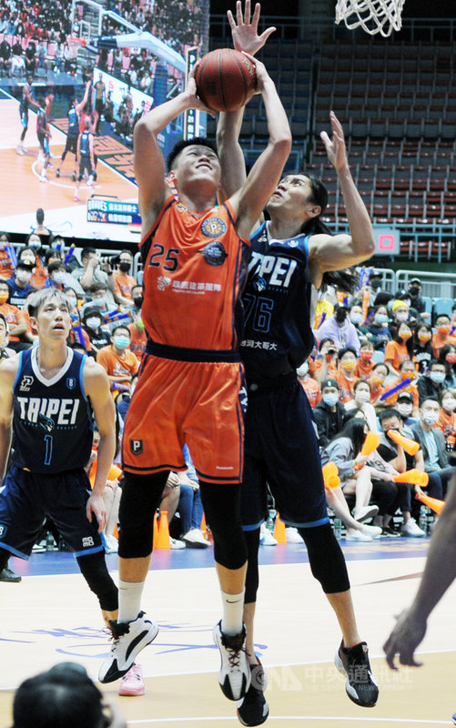 台灣職業籃球聯盟P. LEAGUE+(簡稱PLG)桃園領航猿5 日在主場桃園巨蛋與台北富邦勇士交手,領航猿林正(中左)進攻時遭富邦勇士曾文鼎(中右)強力阻攔。中央社記者施宗暉攝 110年4月5日