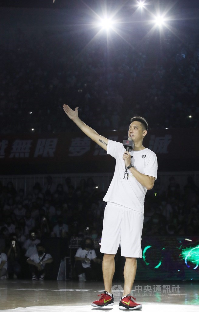 台灣職業籃球聯盟P. LEAGUE+(簡稱PLG)福爾摩沙台新夢想家4日為「少俠」田壘(圖)舉行引退儀式,田壘感謝球迷20多年來的支持,他強調會謹記在心,也向球迷喊話,希望大家未來繼續愛籃球。中央社記者張新偉攝 110年4月4日