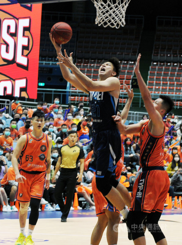 台灣職籃聯盟P. LEAGUE+(簡稱PLG)桃園領航猿5日在主場桃園巨蛋迎戰台北富邦勇士,富邦勇士曾祥鈞(前中)在領航猿球員強力包抄下躍起投籃。中央社記者施宗暉攝 110年4月5日