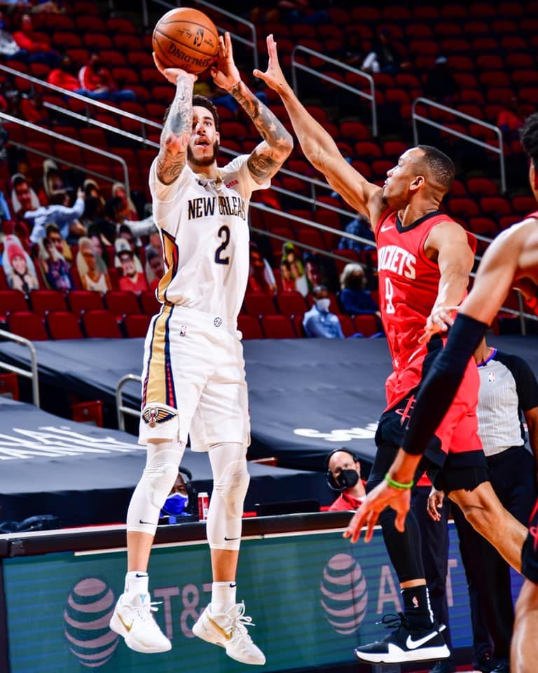 NBA紐奧良鵜鶘後衛「球哥」波爾(前左)5日迎戰休士頓火箭,轟下生涯新高8記三分球,率隊以122比115擊敗休士頓火箭。(圖取自facebook.com/PelicansNBA)