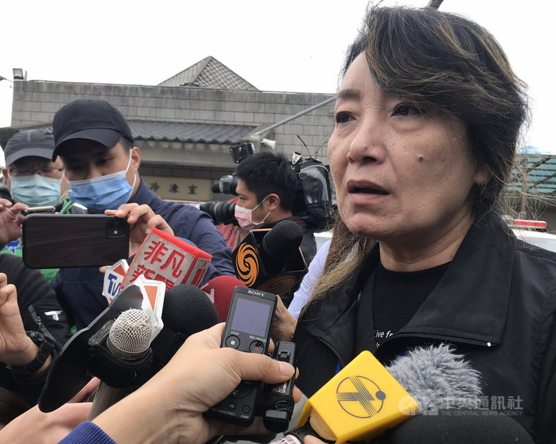 台鐵太魯閣號事故釀重大死傷,「76行者遺體美容修復團隊」王薇君(右)指出,這項工作不在於修復的技術,遺體如何破碎都有方法解決,但是心痛感覺是隨著工作完成仍久久難以平復的。中央社記者李先鳳攝 110年4月5日