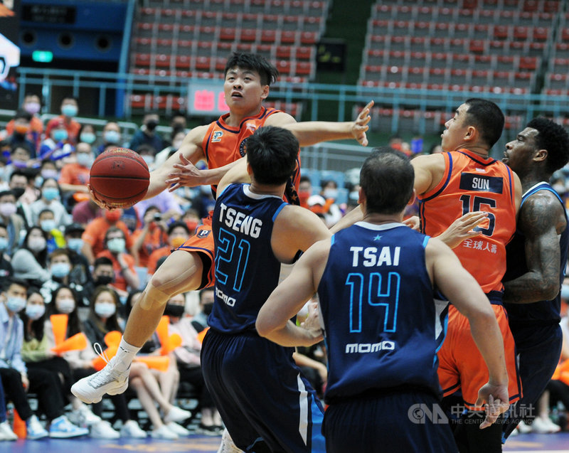 台灣職籃聯盟P. LEAGUE+(簡稱PLG)桃園領航猿5日在主場桃園巨蛋迎戰台北富邦勇士,領航猿關達祐(後左)在富邦勇士球員強力包抄下躍起投籃。中央社記者施宗暉攝 110年4月5日