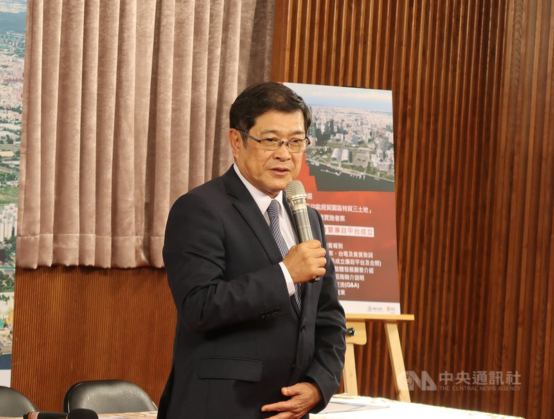 高雄亞洲新灣區「特貿三」南部招商說明會6日舉行,台電董事長楊偉甫出席表示,現在正值台灣經濟發亮時刻,此案例是國營事業單位和地方政府首次合作,肯定高雄市府專業協助並提出很多優惠措施。中央社記者王淑芬攝 110年4月6日