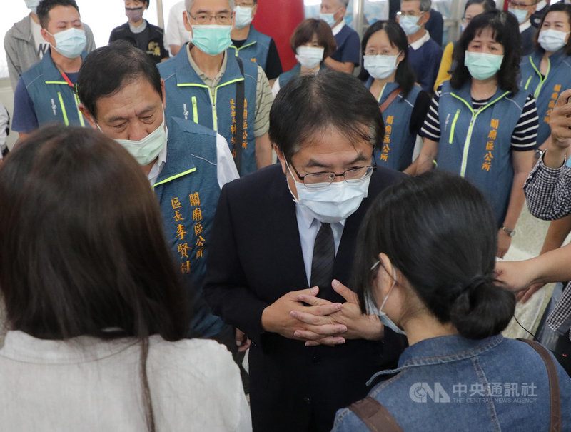 在台鐵太魯閣號事故中罹難的台南市關廟區民程俐欣6日從花蓮移靈回到台南,台南市長黃偉哲(中右西裝者)現身南區殯儀館,向罹難者家屬表達慰問之意。(台南市政府提供)中央社記者楊思瑞台南傳真 110年4月6日