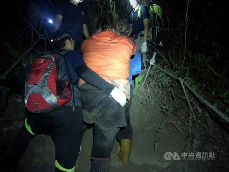 南橫公路「栗松溫泉」近年爆紅,日前警消接獲報案,1名70公斤重男子體力不支求援,救難人員到場才發現體重是120公斤,導致人力不足,延誤救援時間。(民眾提供)中央社記者盧太城台東傳真 110年4月6日
