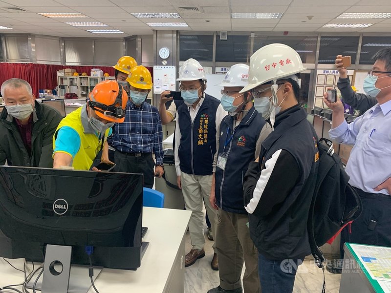 台電5日啟動原遭台中市政府廢止操作許可證的台中火力發電廠3號燃煤機組,市府環保局前往現場稽查,發現鍋爐已用柴油點火預熱。(台中市政府提供)中央社記者蘇木春傳真 110年4月6日
