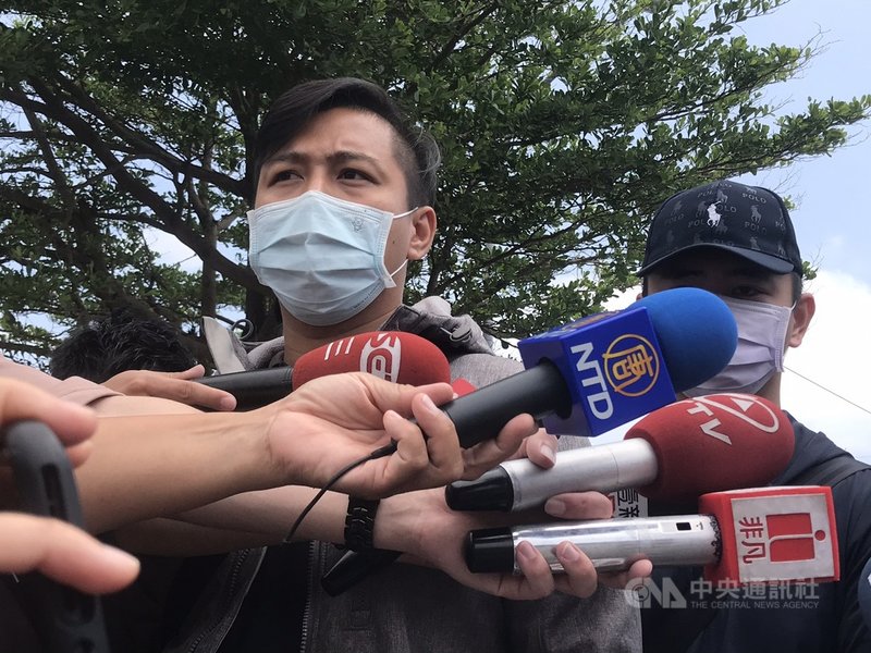 YouTuber「心享事宸—韓德凱文森」吳享宸在台鐵太魯閣號事故罹難,吳享宸哥哥6日出面受訪表示,感謝大家對於吳享宸的支持和關注,目前已請「76行者遺體美容修復團隊」的老師幫弟弟回到最完整的面容,「我們三兄弟會一起回到高雄」。中央社記者張祈攝 110年4月6日