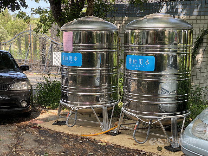 因應自來水「供5停2」,新竹市政府於停水區域設置3處臨時供水站,但民眾多半已利用連假期間預先儲水,6日未見排隊取水人潮。中央社記者魯鋼駿攝 110年4月6日