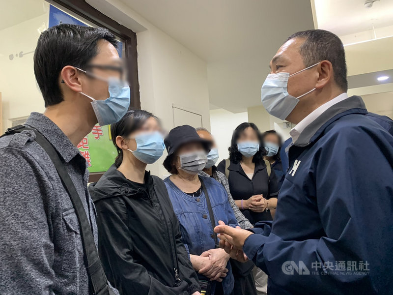 新北市三重區一對黃姓夫婦不幸搭上台鐵太魯閣號死亡列車罹難,遺體6日移靈回新北,由警車一路護送到殯儀館,新北市長侯友宜(右)到場慰問家屬。中央社記者沈佩瑤攝 110年4月6日