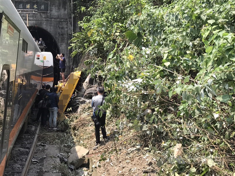 台鐵太魯閣號事故案,花檢指出當天119接獲第1通報案電話是名女性。圖為台鐵太魯閣號2日上午在花蓮縣大清水隧道發生出軌事故,消防人員爬上車頂救人。中央社記者張祈攝 110年4月2日