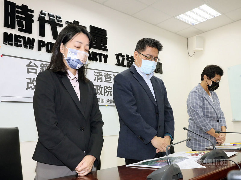 台鐵太魯閣號發生重大傷亡事故,時代力量立法院黨團總召邱顯智(中)、副總召陳椒華(右)、幹事長王婉諭(左)6日舉行「台鐵大失靈,清查補破網;改革求風控,政院別閃躲」記者會,會前起立默哀1分鐘。中央社記者郭日曉攝 110年4月6日
