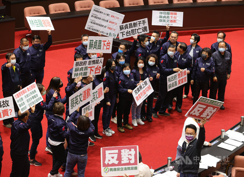 台鐵太魯閣號事故造成重大傷亡,國民黨立法院黨團6日提出公決案,要求行政院長蘇貞昌、交通部長林佳龍等人下台,及立法院應立即成立調閱委員會;全案在立法院會處理,經表決,提案不通過。中央社記者謝佳璋攝 110年4月6日
