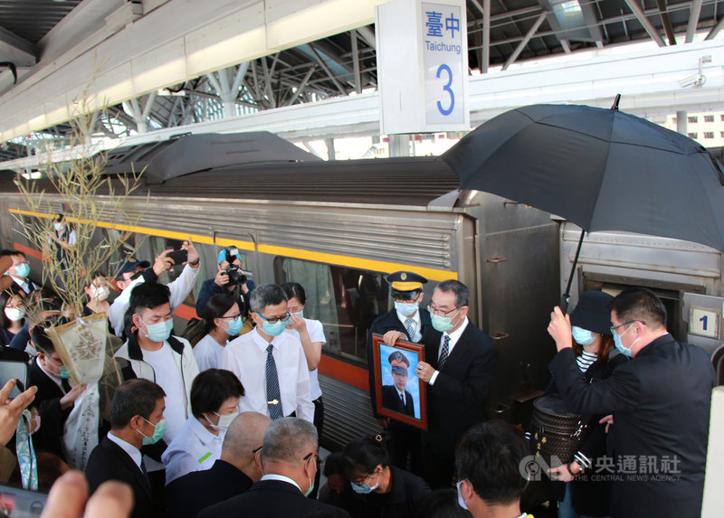 台鐵6日安排專列火車護送太魯閣號事故殉職司機員袁淳修骨灰及家屬返回老家台中。列車駛入台中車站月台,袁淳修的同事、親友都在月台上陪同,鐵路警察局台中分局警員、台灣鐵路工會人員也都到場列隊,高喊「任務結束了」。中央社記者蘇木春攝 110年4月6日