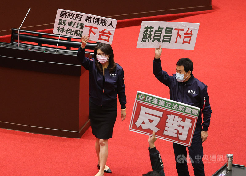 台鐵太魯閣號出軌事故釀重大傷亡,國民黨立法院黨團6日提出公決案,黨團總召費鴻泰(右)、書記長鄭麗文(左)舉牌要求行政院長蘇貞昌、交通部長林佳龍等人下台。中央社記者謝佳璋攝 110年4月6日