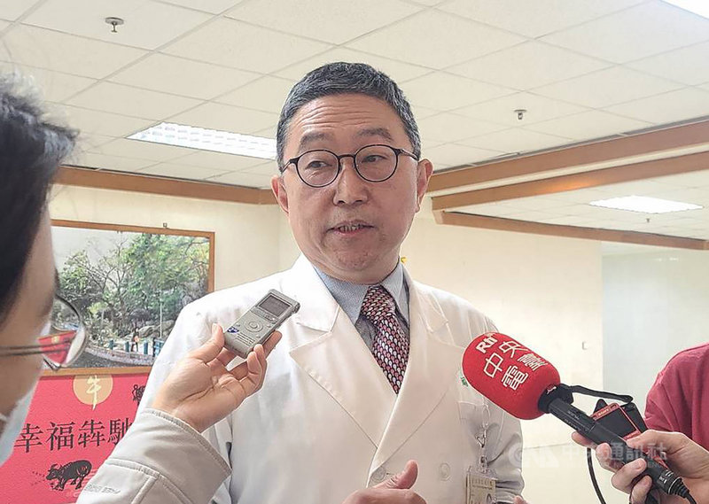 台北榮總精神科主治醫師周元華(中)6日表示,據統計,災難倖存者在事發後3個月內可能有近60%會出現「創傷後壓力症候群」(PTSD);事發後2、3天亦是PTSD 發病急性期,若倖存者、家屬、救災隊員出現惡夢不斷及恐慌、焦慮情緒,務必盡快就醫。中央社記者張茗喧攝 110年4月6日
