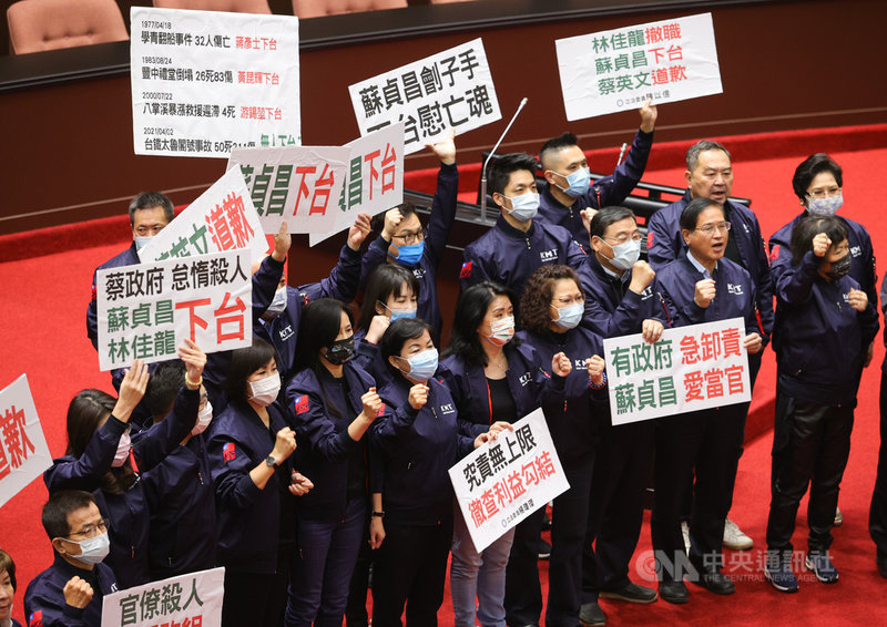 台鐵408次太魯閣號列車2日發生出軌事故釀重大傷亡,立法院會6日開會,國民黨立法院黨團提出公決案,要求行政院長蘇貞昌、交通部長林佳龍等人下台。中央社記者謝佳璋攝 110年4月6日