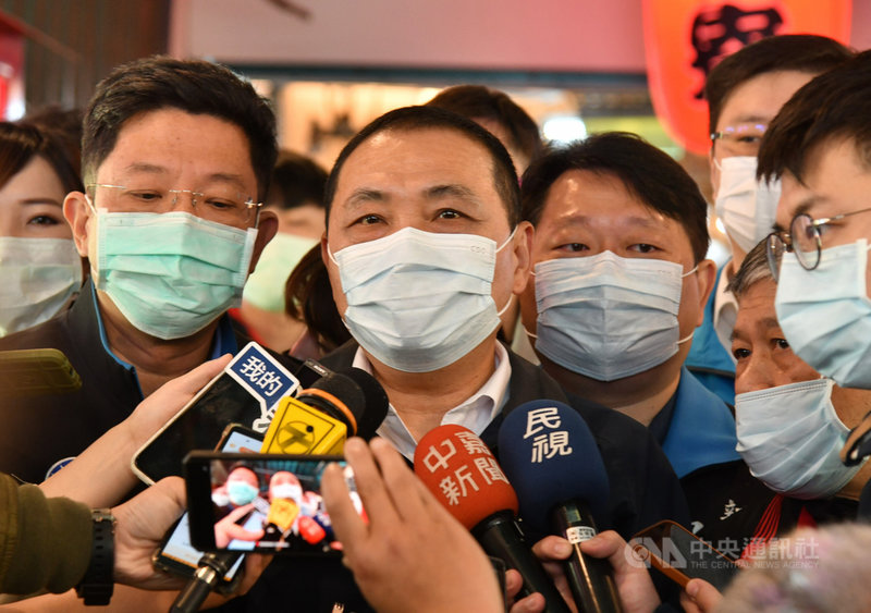 新北市長侯友宜(中)6日針對萬里沙灘海漂豬隻驗出非洲豬瘟病毒陽性反應表示,新北會全力以赴,守好不要有非洲豬瘟在新北、在全國發生。中央社記者王鴻國攝 110年4月6日